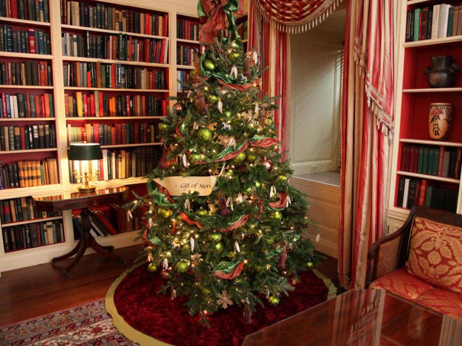 CI-Marty-Katz-White-House-Christmas-2010_Library-tree_s4x3.jpg.rend.hgtvcom.1280.960