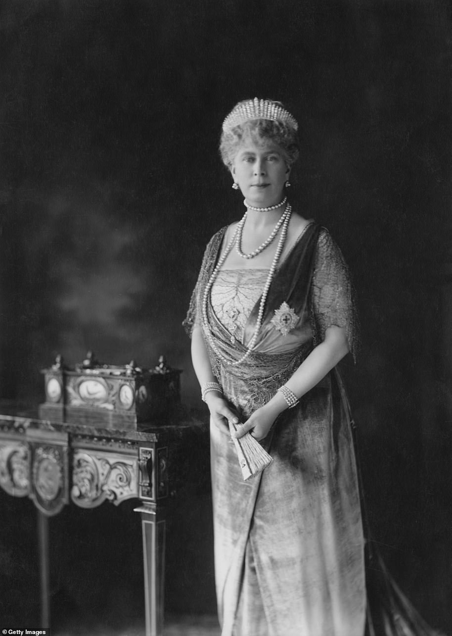 30922660-8537155-PRECIOUS_HEIRLOOM_Queen_Mary_wearing_the_tiara_in_1926-a-90_1595109312042